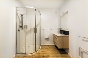 Bathroom - Harewood Lodge  (Christchurch)