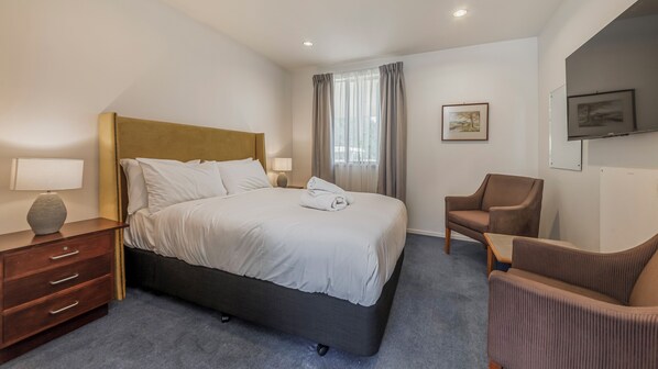 Deluxe Queen | Living area - Harewood Lodge  (Christchurch)