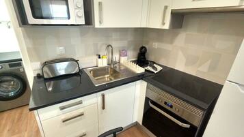 Fridge, microwave, oven, coffee/tea maker