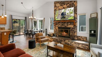 Smart TV, chimenea y videojuegos