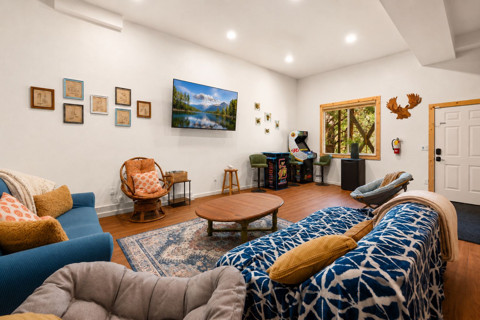 Ein Wohnzimmer mit Sofa, Sessel, Couchtisch und einem Bild an der Wand.