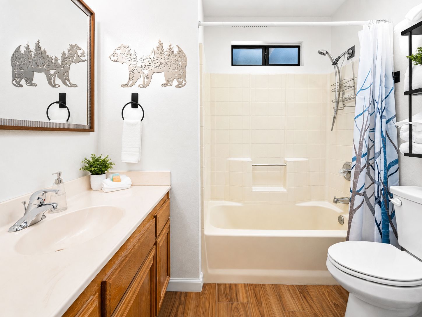 Un baño con bañera, inodoro, lavabo y espejo.