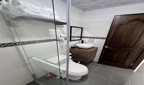 Haartrockner, HandtĂŒcher, Seife, Toilettenpapier