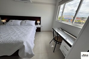 Tabla de planchar con plancha, wifi y ropa de cama