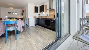 Kjøleskap, mikrobølgeovn, ovn og oppvaskmaskin