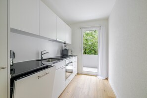 冰箱、微波炉、烤箱、炉灶