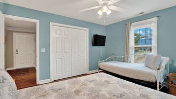 3 makuuhuonetta, silitysrauta/-lauta, ilmainen Wi-Fi, vuodevaatteet