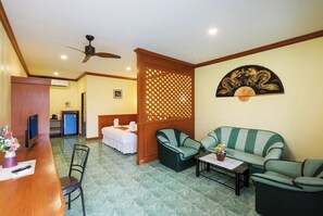 In-room safe, free WiFi, bed sheets - The Gold-Digger's Resort (Sa Khu)