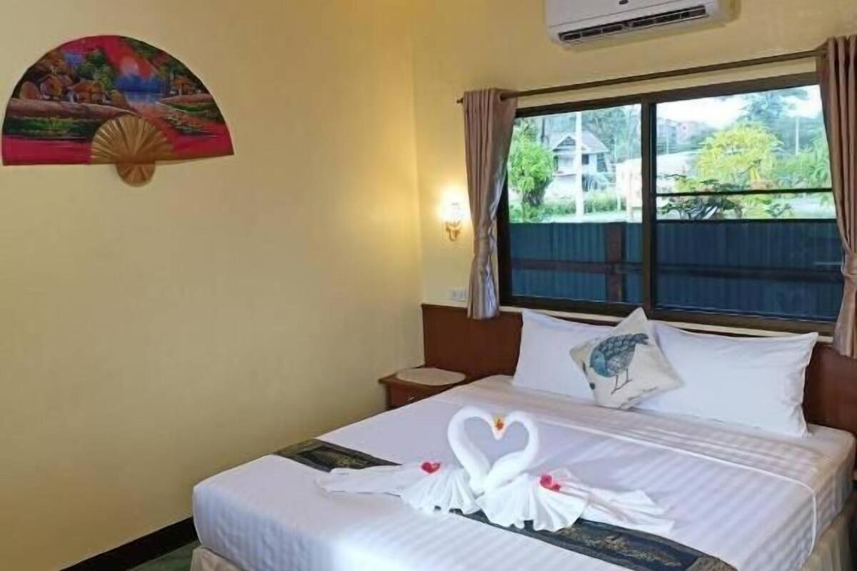 Deluxe Room, 1 King Bed, Garden View | In-room safe, free WiFi