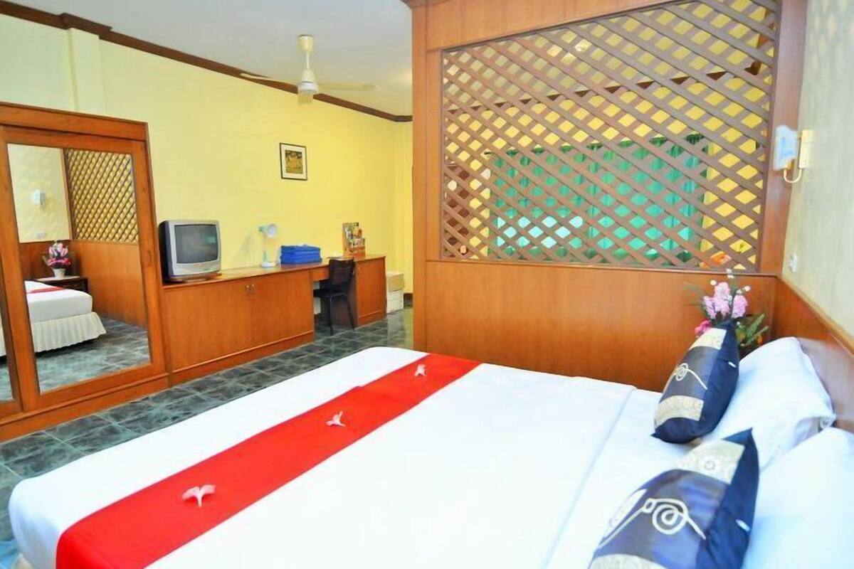 Deluxe Suite, 1 King Bed, Garden View | In-room safe, free WiFi