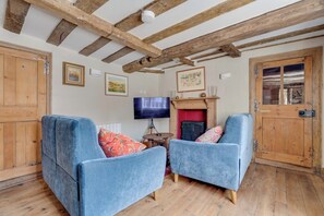 Televisión y chimenea 