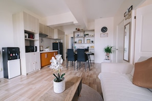 TV connectée, cheminée, livres
