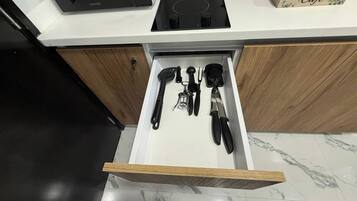 Refrigerador, microondas, tostadora y utensilios de cocina