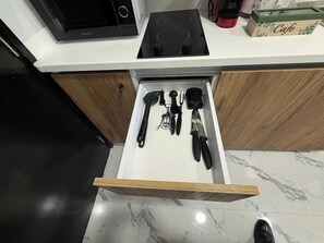 Jääkaappi, mikroaaltouuni, leivänpaahdin