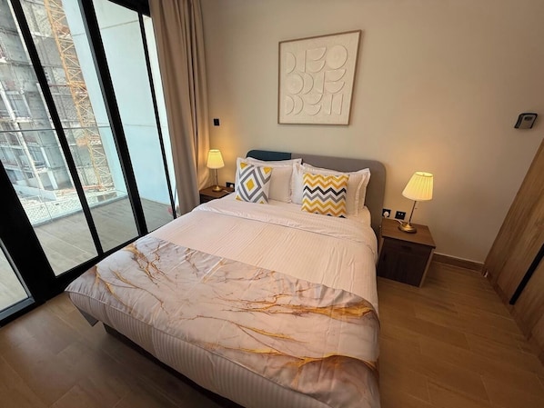 Tabla de planchar con plancha, wifi y ropa de cama