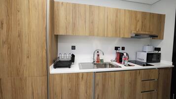 Kühlschrank, Mikrowelle, Herdplatte, Toaster