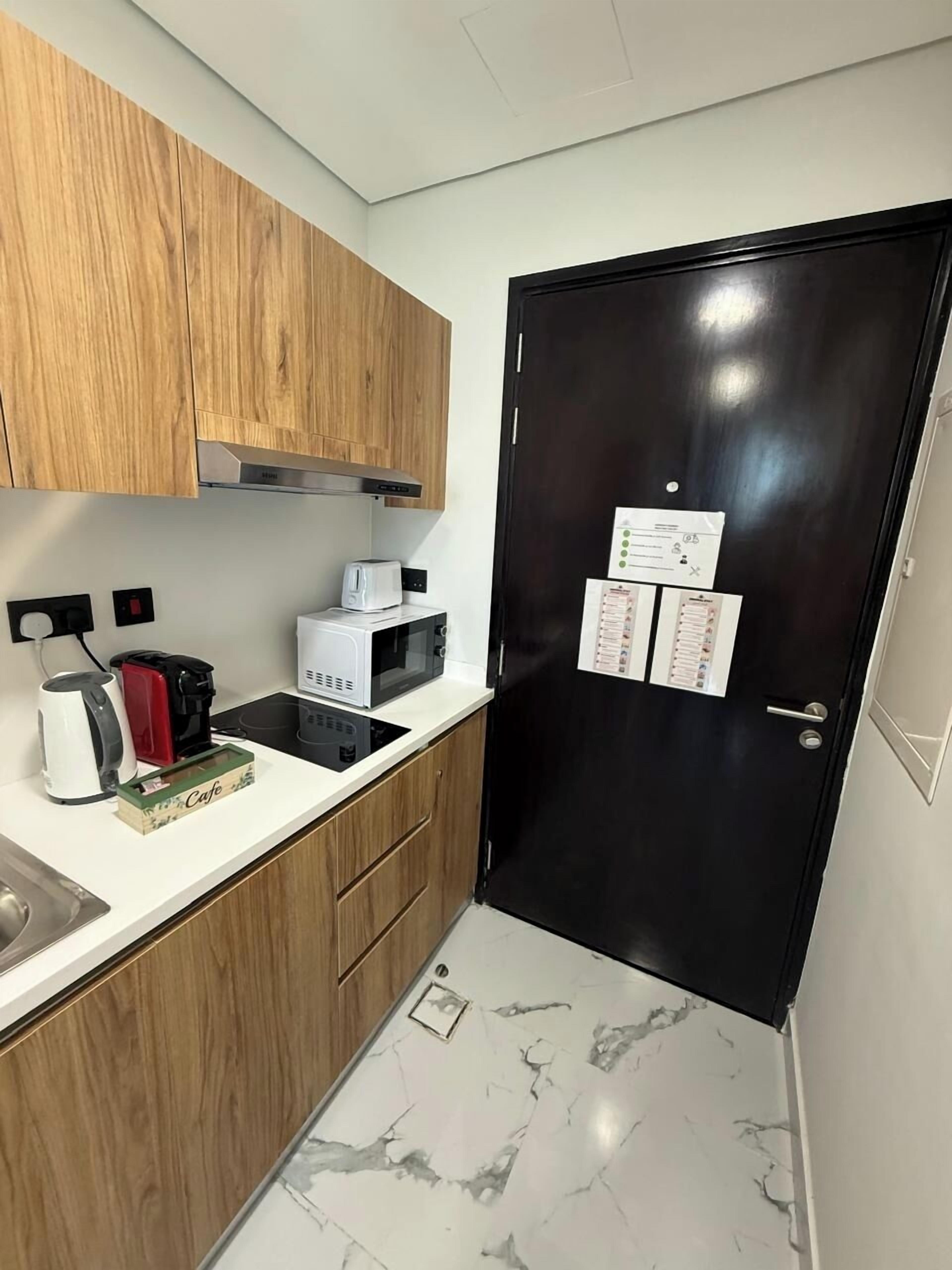 Kjøleskap, mikrobølgeovn, brødrister og kjøkkenutstyr