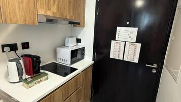 Refrigerador, microondas, tostadora y utensilios de cocina