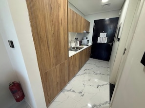 Kühlschrank, Mikrowelle, Toaster, Kochgeschirr/Geschirr/Besteck