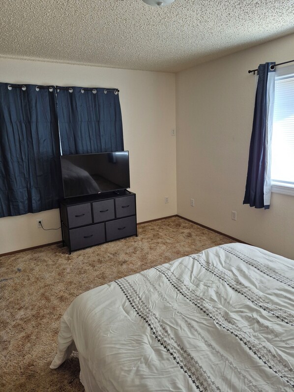 2 bedrooms, iron/ironing board, WiFi, bed sheets - Charming 2-bedroom townhome with WiFi, AC in brilliant Bismarck (Bismarck)