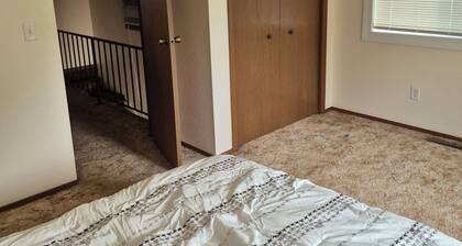 Charming 2-bedroom townhome with WiFi, AC in brilliant Bismarck