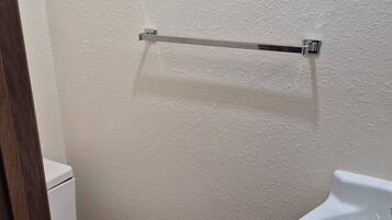 SĂšche-cheveux, serviettes fournies, savon, papier toilette