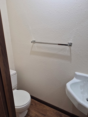 Haartrockner, Handtücher, Seife, Toilettenpapier