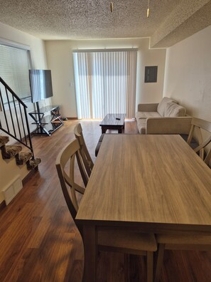 Interior - Charming 2-bedroom townhome with WiFi, AC in brilliant Bismarck (Bismarck)