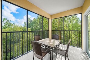Outdoor dining - Inviting 2 Bedroom Steps from Theme Park Fun (Orlando)