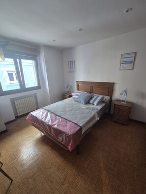 5 bedrooms, iron/ironing board, free WiFi, bed sheets