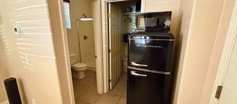 Private Retro Pad~Quiet & Mod Vibe~15 min to Downtown & Airport
