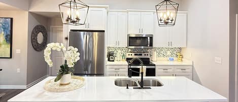 Jääkaappi, mikroaaltouuni, uuni, liesi