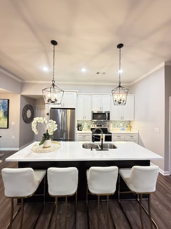 Fridge, microwave, oven, stovetop. Welcome to Riverwood Retreat – Your Peaceful Hilltop Escape!