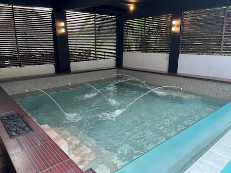 Villa, 6 habitaciones, fumadores, piscina privada | Piscina | Una piscina cubierta. Sababa Springs Hot Spring