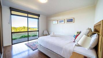 2 bedrooms, desk, bed sheets