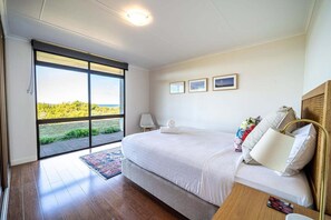 2 bedrooms, desk, bed sheets