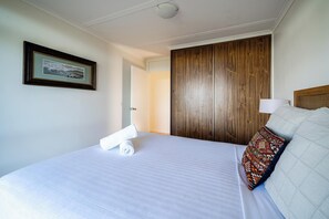 2 bedrooms, desk, bed sheets