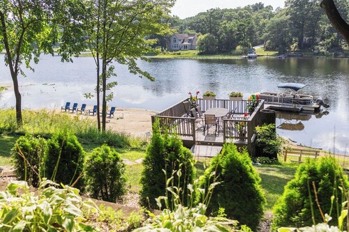 Stunning Luxury Estate on the Lake • Sleeps 20+