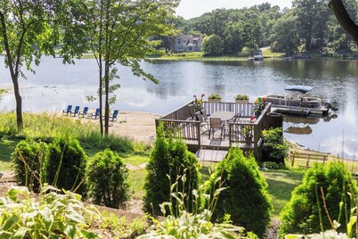 Stunning Luxury Estate on the Lake • Sleeps 20+