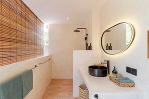 Dusche, Haartrockner, Bidet, Handtücher