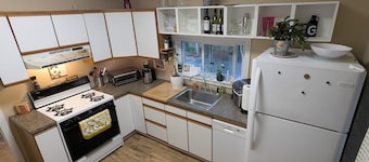 “THE GOOSE” A Charming 2-bedroom bungalow with WiFi and AC in Mastic Beach.