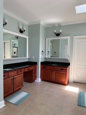 Douche, baignoire à jets, sèche-cheveux, serviettes fournies