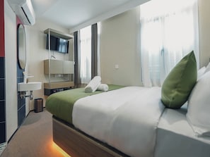 Deluxe Double | Free minibar, laptop workspace, free WiFi, bed sheets - A Hotel Chinatown Stay from 8PM to 9AM (Singapore)