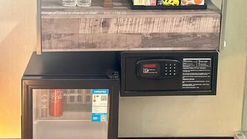 Deluxe Double | Bathroom | Shower, free toiletries, hair dryer, towels