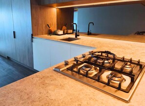 Een koelkast, een microgolfoven, een oven, een kookplaat