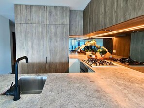 Frigorífic, microones, forn i placa de cuina 