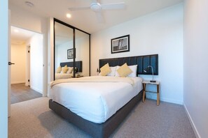 2 bedrooms, desk, iron/ironing board, WiFi - 2BR Luxury Retreat with Rooftop Pool Access (Fortitude Valley)