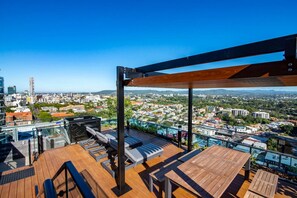 Outdoor dining - 2BR Luxury Retreat with Rooftop Pool Access (Fortitude Valley)