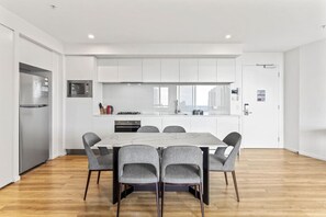 Dining - High Level & Ocean Views! 2 Bedroom Apartment (Surfers Paradise)