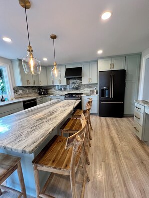 Mikrobølgeovn, ovn, kokeplater og oppvaskmaskin